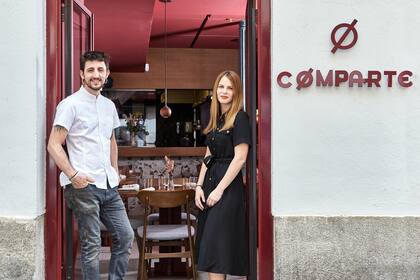 El gaditano Mario Sánchez Ariza y la parisina Charlotte Finkel, creadores de Comparte.