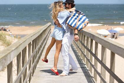 Él: gafas (Ray-Ban), camisa (Herencia Argentina, $1300), pantalón (Herencia Argentina, $1250).