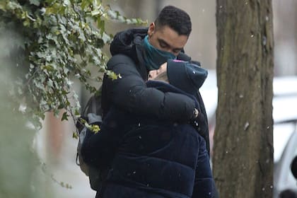 El galán de Bridgerton y su novia, meses atrás en las calles de Londres