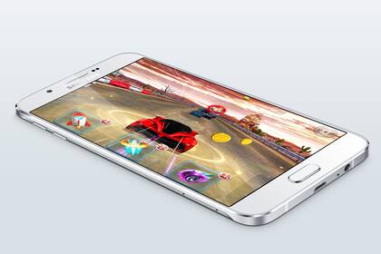 El Galaxy A8 se destaca por su carcasa metálica y un diseño delgado de tan sólo 5,9 milímetros de espesor