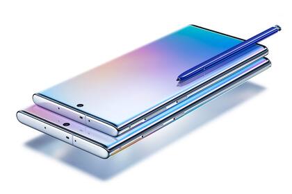 El Galaxy Note 10 en sus dos versiones; la más pequeña, con pantalla de 6,3 pulgadas, y la más grande, con pantalla de 6,8 pulgadas