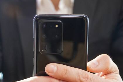 El Galaxy S20 Ultra tiene una cámara normal de 108 megapixeles, un zoom 4x de 48 megapixeles (tipo periscopio, perpendicular al resto de las cámaras) y un gran angular de 12 megapixeles