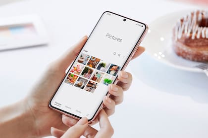 El Galaxy S21+ tiene una pantalla de 6,7 pulgadas y un nuevo sensor de huellas digitales integrado, más veloz que el anterior; el panel ahora es plano