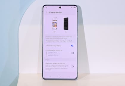 El Galaxy S26 Ultra incluye un modo privacidad que bloquea a voluntad la vista lateral de la pantalla para que nadie espíe lo que estamos viendo