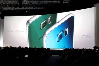 El Galaxy S6 tiene varios colores y tendrá dos versiones: con la pantalla convencional y con una pantalla curva a los costados