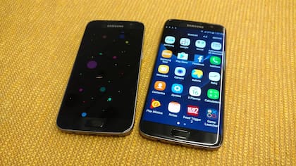 El Galaxy S7 "plano", con pantalla de 5,1 pulgadas, y el S7 Edge, con pantalla de 5,5; los laterales se curvan hacia la parte posterior del equipo