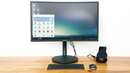 El Galaxy S8 con la base DeX y el modo de escritorio activo