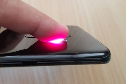El Galaxy S9/S9+ tiene un sensor óptico capaz de medir la tensión arterial; ilumina la piel para detectar cambios en la difracción; durante la medición el dedo debe estar contra el vidrio que cubre el sensor