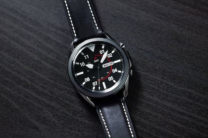 El Galaxy Watch 3 tiene un diseño de acero inoxidable acompañado por una correa de cuero