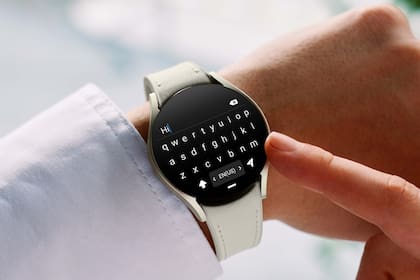 El Galaxy Watch6 integra un teclado para responder mensajes de WhatsApp; también se pueden usar emojis, textos predefinidos o enviar audios