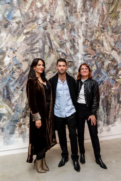 El galerista basado en Miami, Tomás Redrado, junto a su madre, Ivana Pagés y la artista Mariana Ferrari en la inauguración de las exposiciones "Manifiesto verde" y "Cien caminos en un solo día"