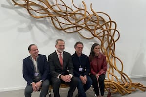 El galerista Stephane Custot, los reyes de España y Pablo Reinoso, creador de la obra
