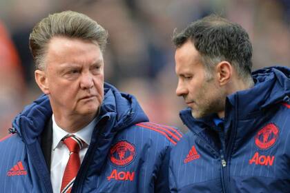 Van Gaal, junto a Ryan Giggs, durante su ciclo como entrenador del Manchester United