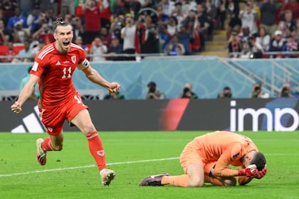 El galés Gareth Bale celebra el gol por penal que le dio el empate al equipo contra Estados Unidos