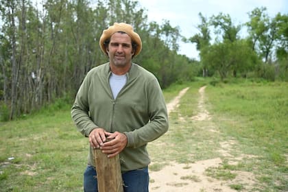 El ganadero Sugasti en el embarcadero lindero al puente Rosario-Victoria