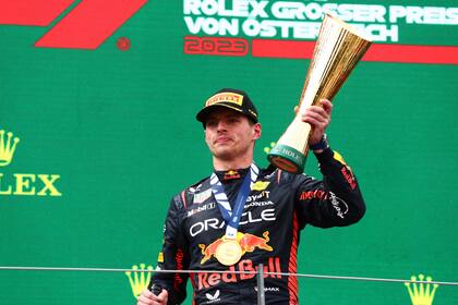 El ganador de la carrera Max Verstappen de Holanda y Oracle Red Bull Racing celebran en el podio durante el Gran Premio de F1 de Austria en Red Bull Ring el 2 de julio de 2023 en Spielberg, Austria