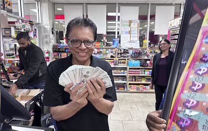 El ganador de la lotería decidió retribuir al empleado que le vendió el boleto