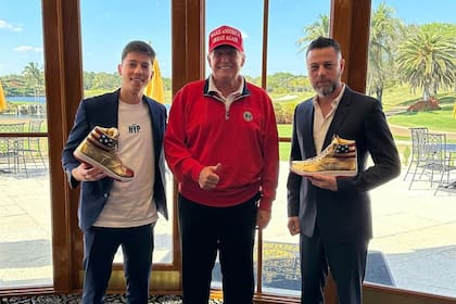 El ganador de la subasta y su hijo pudieron conocer personalmente a Donald Trump en su residencia de Palm Beach, Florida