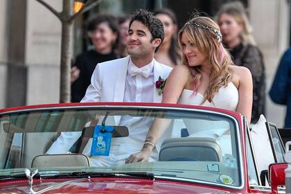 El ganador del Emmy Darren Criss contrajo matrimonio en Nueva Orleans con su pareja desde hace siete años, Mia Swier