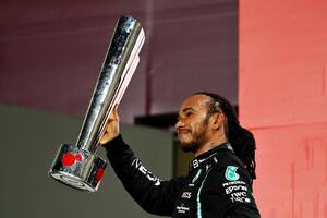 GP de Qatar: ganó Hamilton y recortó la distancia con Verstappen, el líder del Mundial