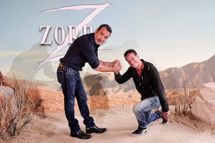 El ganador del Oscar por la película El artista Jean Dujardin junto al actor italiano Salvatore Ficarra durante la presentación de la serie Zorro, en París; la nueva ficción de France 2 y Paramount+, imagina la vida de Diego de la Vega unos 20 años después del final de la clásica serie protagonizada por Guy Williams