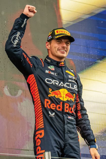 El ganador, Max Verstappen, festeja en el podio.