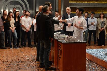 El ganador recibe las felicitaciones de parte del jurado del reality