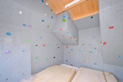 El garage convertido en una sala para escalar