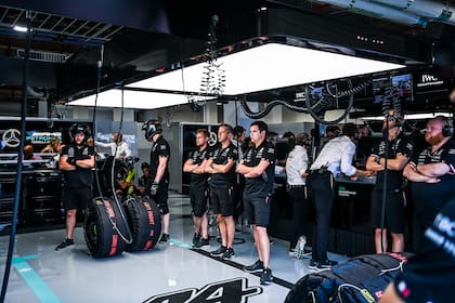 El garaje de Lewis Hamilton en Miami: los ingenieros y los mecánicos concentrados en las pantallas, pero los resultados no se reflejan en la pista