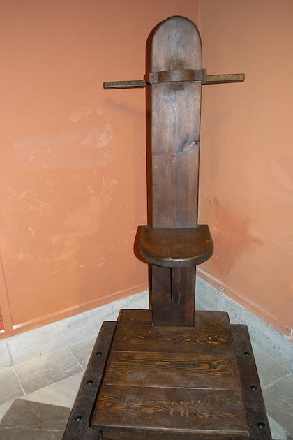 El garrote vil o garrote fue una máquina utilizada para aplicar la pena capital.
La máquina de garrote vil. Se empleó "legalmente" en España desde 1820 hasta la abolición total de la pena de muerte, en 1978.
