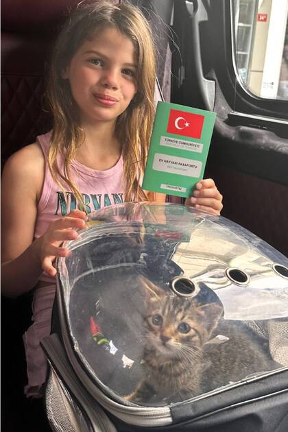 El gatito de Francesca Icardi, que llegó a la familia con el permiso de Wanda Nara, ya tiene su pasaporte europeo