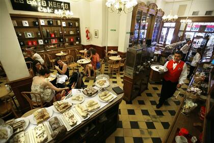 El Gato Negro, en Corrientes al 1600, es uno de los bares notables donde campea el hábito del café entre amigos