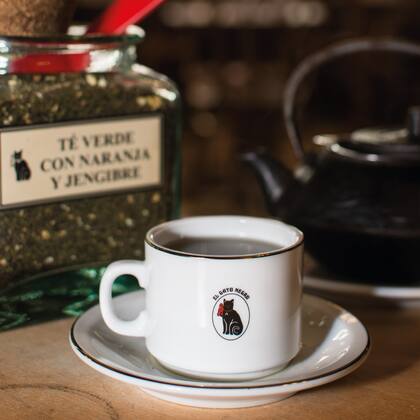 El Gato Negro es famoso por sus tés y sus variedades de café.