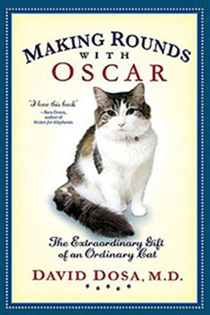 El gato Oscar incluso tiene su libro, donde se cuentan todas las historias que lo tienen como protagonista