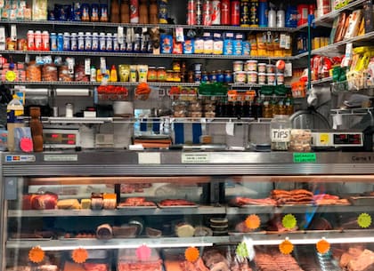 El Gauchito cuenta con carnicería y un espacio para degustar comida