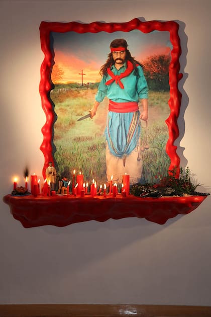 El Gauchito Gil. El santo popular correntino protagoniza esta obra de Marcos López, presentada como altar con las velas coloradas que siempre lo acompañan