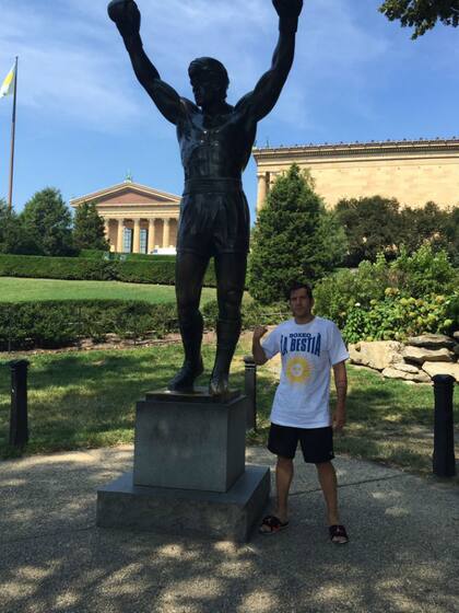 El Gauchito Heiland con la estatua de Rocky