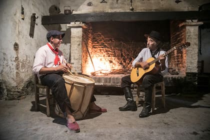 El gaucho Oscar “Mosco” Pereyra, un personaje emblemárico de la ciudad que suele cantar en las estancias con jóvenes que tocan otros instrumentos.