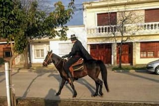En su corcel y en pleno Venado Tuerto pidió por la vuelta de El Zorro a la TV