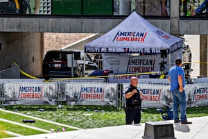El gazebo bajo el que fue asesinado Kirk, custodiado por la policía