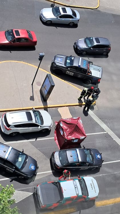 El gazebo de la unidad criminalística de la Policía de la Ciudad, en el lugar donde quedó el cuerpo del analista contable de la Constructora ABV, en Núñez