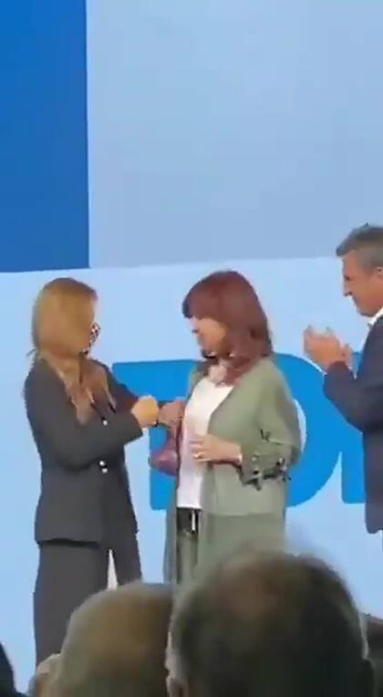 El gélido saludo de Cristina Kirchner a Victoria Tolosa Paz, en el búnker del Frente de Todos