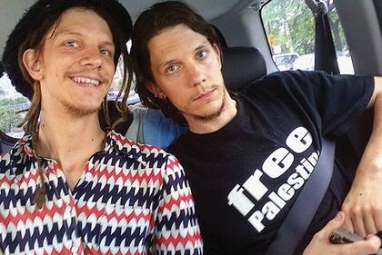 El gemelo de Hammond, Jason (izq.), que siguió los pasos de su padre y se convirtió en músico, dice que después de estar preso su hermano tomó una decisión: "Eligió el camino radical"