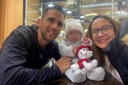 El gendarme argentino Nahuel Gallo con su pareja, la venezolana María Alexandra Gómez García, y el hijo de ambos