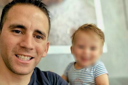 El gendarme argentino Nahuel Gallo -hoy detenido en Venezuela- y su hijo