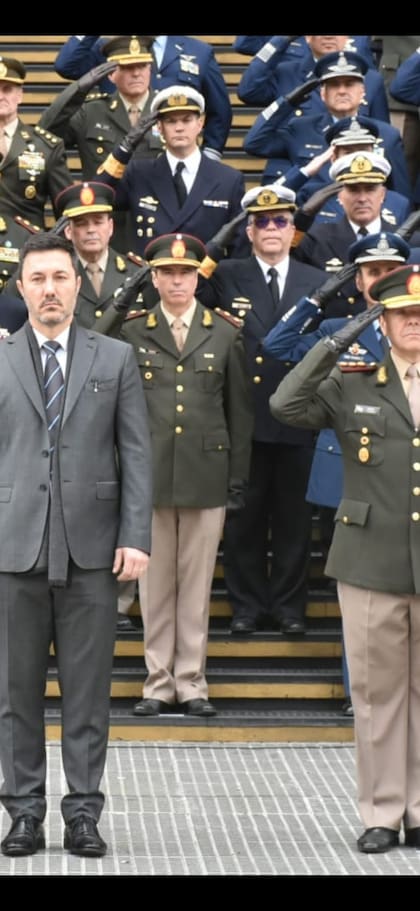 El general de brigada Jorge Fabián Berredo, detrás del ministro de Defensa, Luis Petri, y del jefe del Ejército, general de división Carlos Alberto Presti