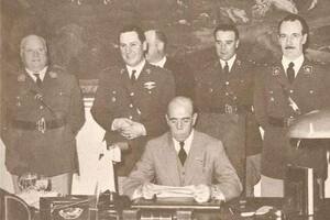 El general Edelmiro Farrell, presidente de facto, junto al gabinete que lo acompañó en su gobierno, entre los que se observa al entonces coronel Juan Domingo Perón