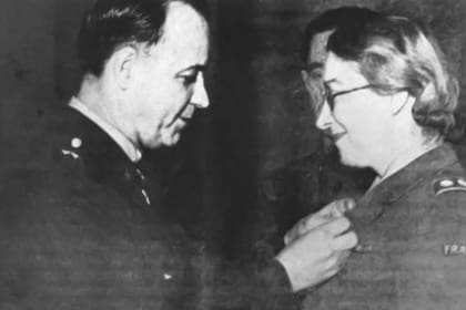 El general estadounidense Tate condecora a Rose Valland con la Medalla Presidencial de la Libertad por su gran trabajo que permitió restituir a sus propietarios o las familias de los mismos unas 45.000 piezas de arte