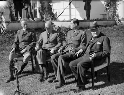 El general francés Henri Giraud, Roosevelt, De Gaulle y Churchill en Casablanca en 1943