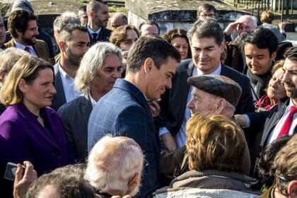 El presidente del gobierno en funciones, Pedro Sánchez (en el centro), se encontró el pasado febrero con hijos de españoles que se exiliaron a Francia tras la caída de Cataluña en poder del bando franquista durante la Guerra Civil española